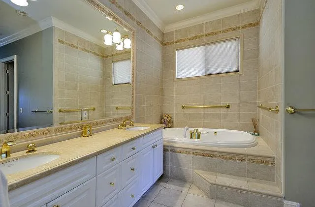 2113 Hillside Dr — Photo 2