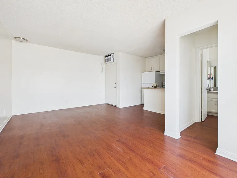 Sepulveda Manhattan Apartments — Photo 19