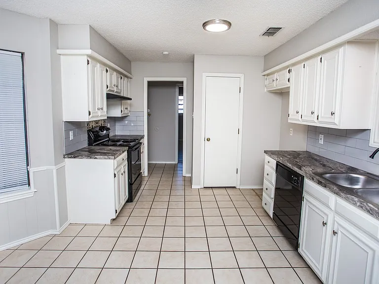 3401 Essex Ave — Photo 3
