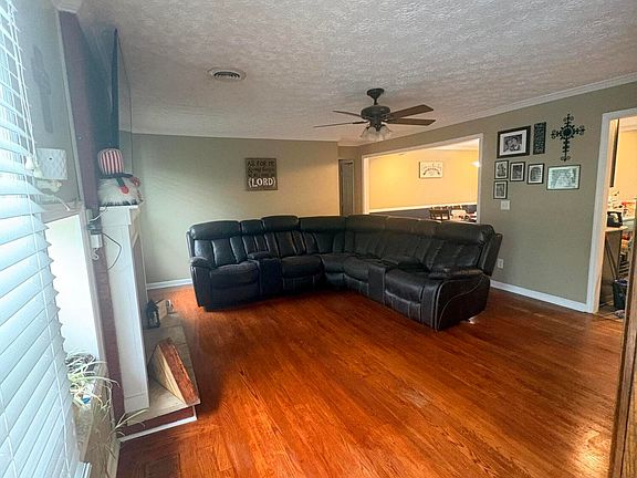 2nd image of 825 Thomas Ln