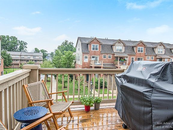 4th image of 2832 Barclay Way