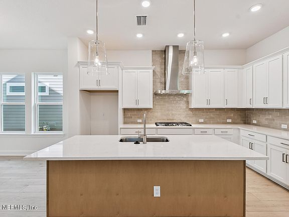 4th image of 190 OAK BREEZE Drive