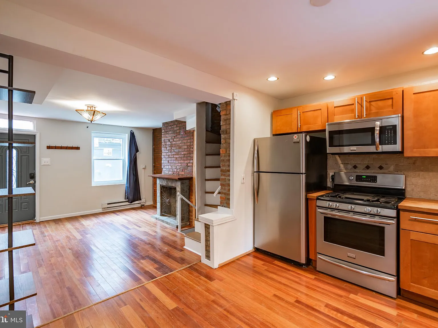 3 bed, 1.0 bath, 960 sqft, $2,195 — Photo 4