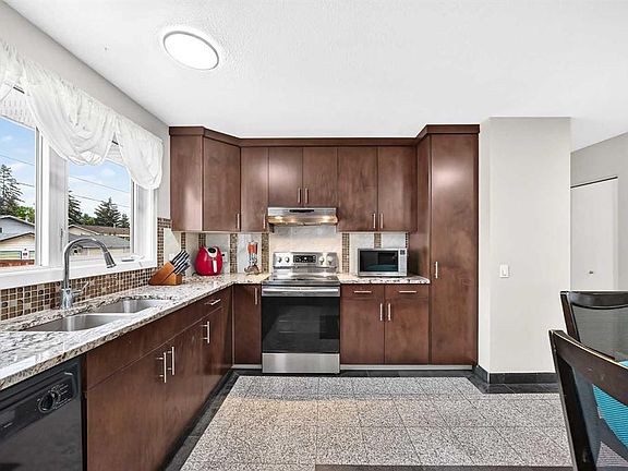 3rd image of 4912 SE Rundlehorn Dr NE