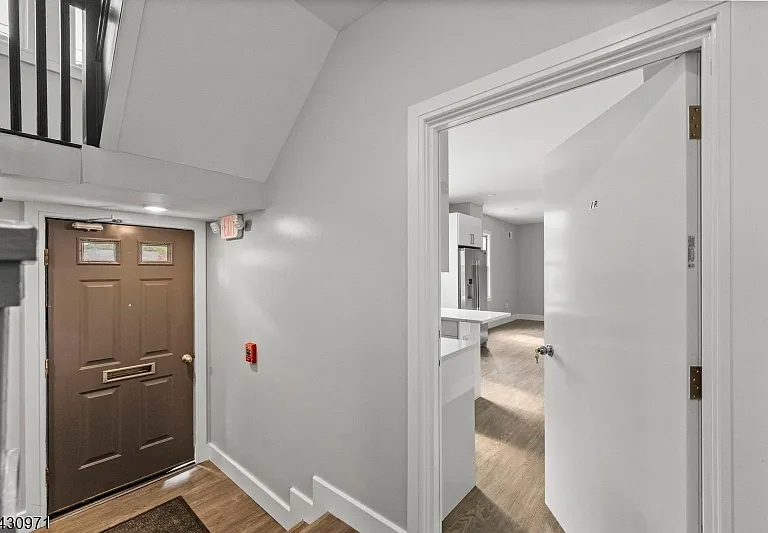 59 Locust Ave #1R — Photo 4