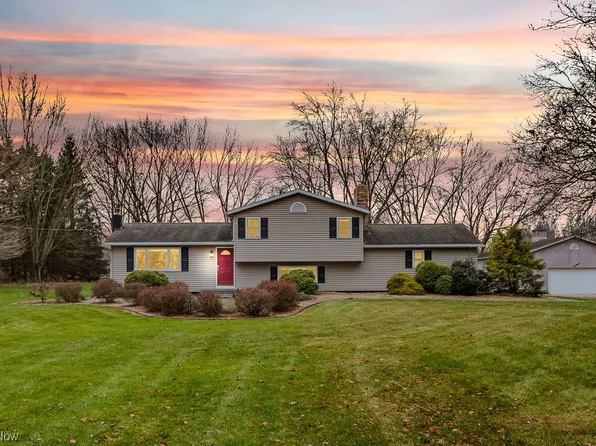 6836 Pinedale St NE, Hartville, OH 44632