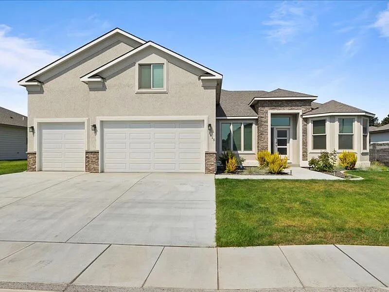 4 bed, 3.0 bath, 2428 sqft, $3,700 — Photo 2
