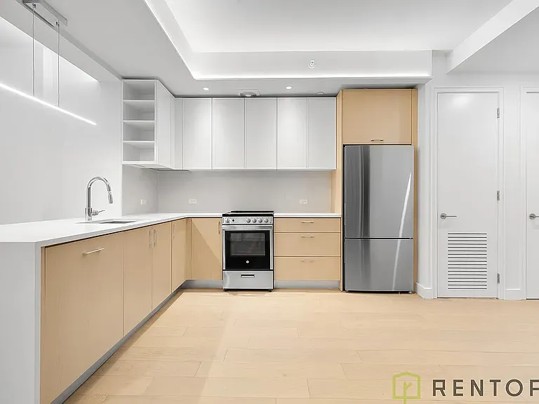 555 W 45th St #5C — Photo 2