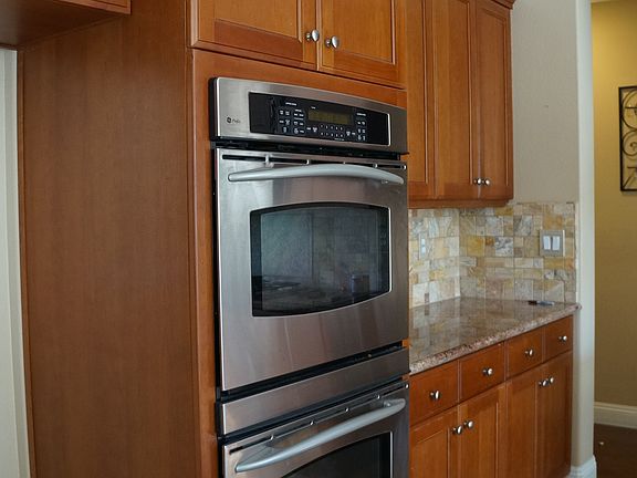 Gourmet kitchen