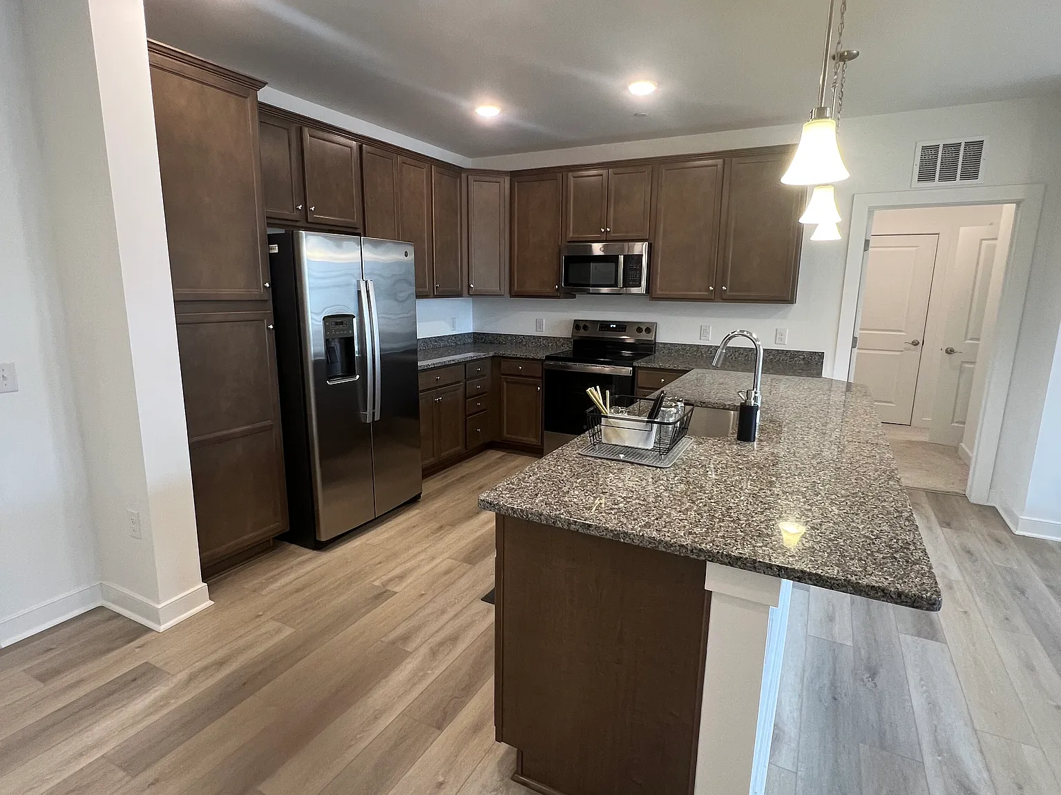 2 bed, 1600 sqft, $3,200 — Photo 2