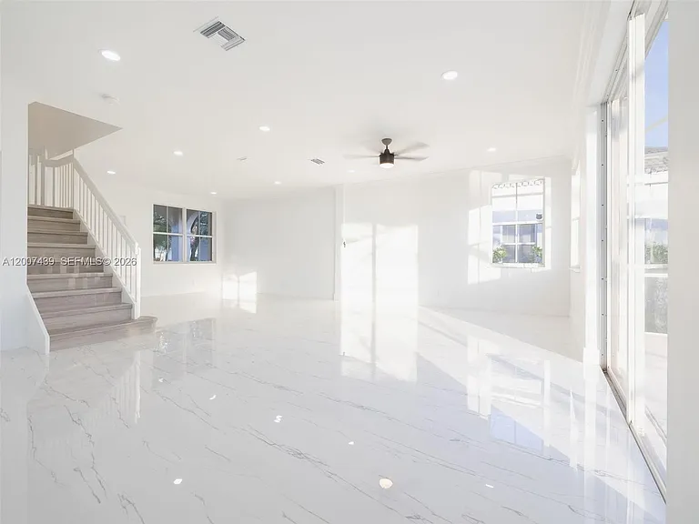 801 Tanglewood Cir — Photo 17