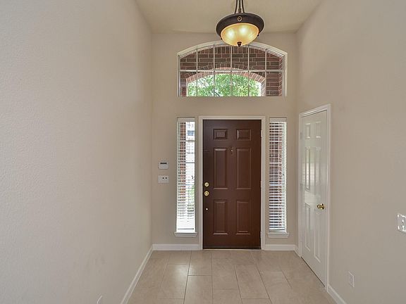 3rd image of 5711 Overton Park Dr