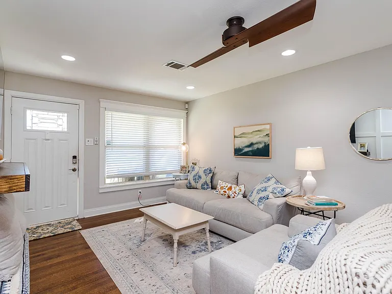 626 Sherwood Dr — Photo 2