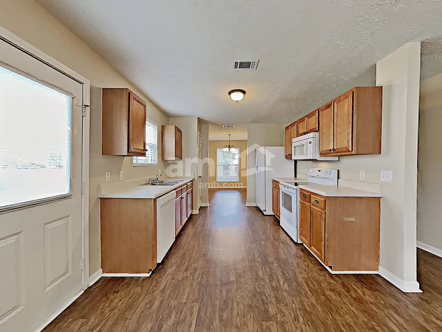 4 bed, 2.0 bath, 1850 sqft, $2,280 — Photo 3