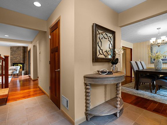 5th image of 2732 Danbury Ln