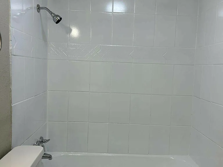 Oak Park Apartments — Photo 5