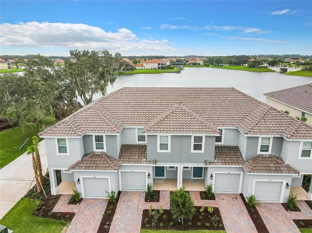3 bed, 2.5 bath, 1365 sqft, $2,050 — Photo 3