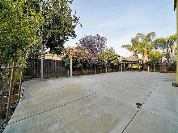 5th image of 2413 El Vaquero Dr
