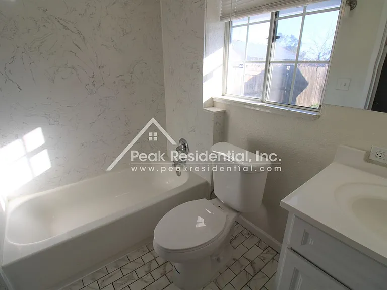1042 Las Palmas Ave — Photo 20