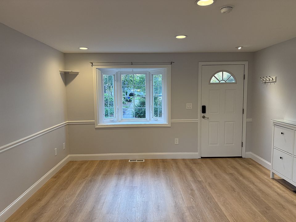 1st image of 221 Fox Hollow Dr