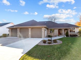 103 Oakridge Ct, Combined Locks, WI 54113