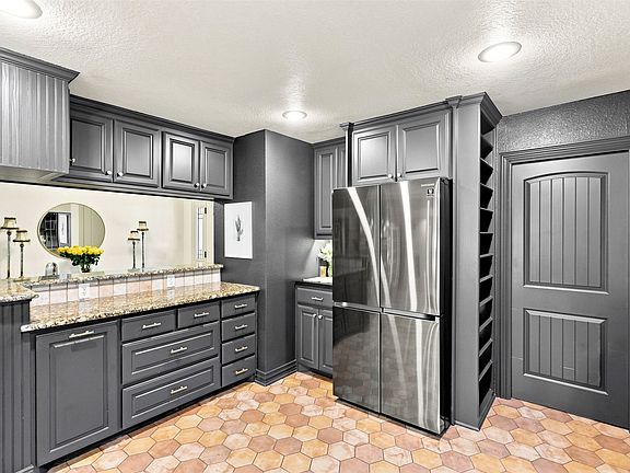 4th image of 284 Shoreline Dr N