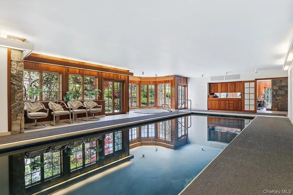 32 Orchard Dr — Photo 1