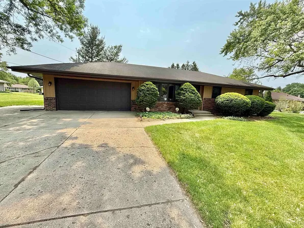 647 Poppy Dr, Machesney Park, IL 61115