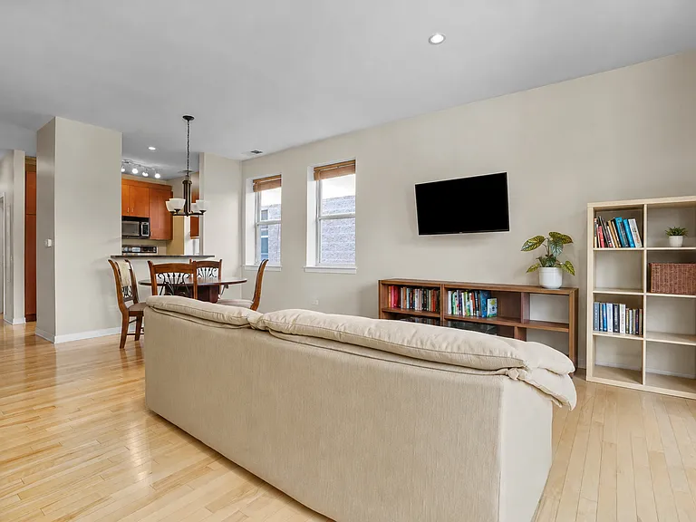 1112 W Washburne Ave #301 — Photo 4