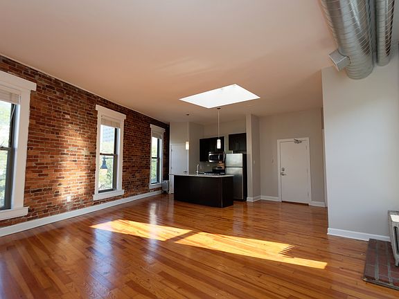 2nd image of 2220 N Clark St APT 301