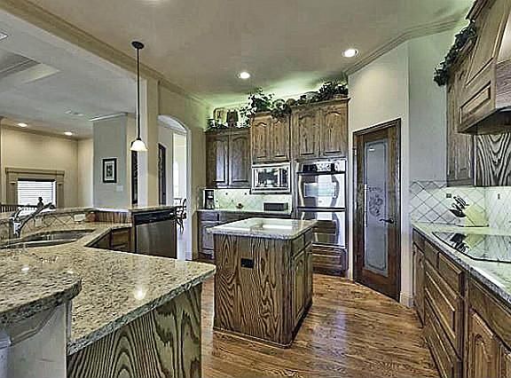 3rd image of 3619 Oakwood Dr