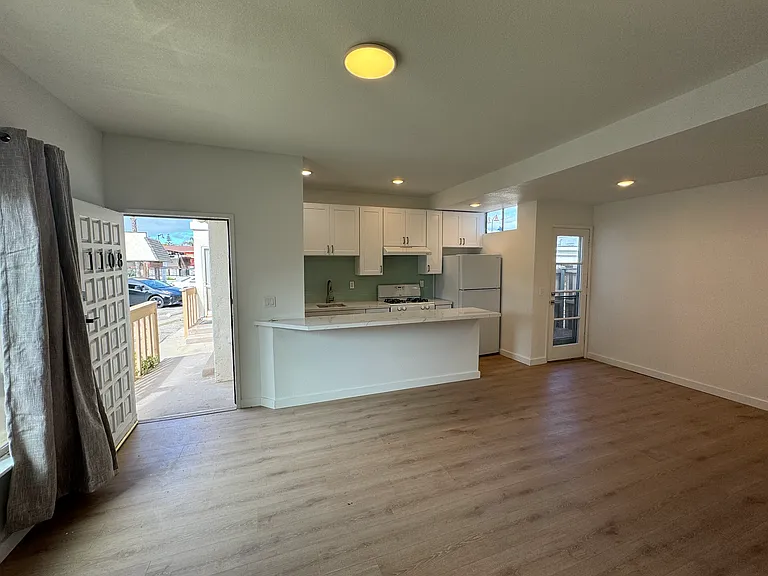 1108 S Seaward Ave — Photo 5