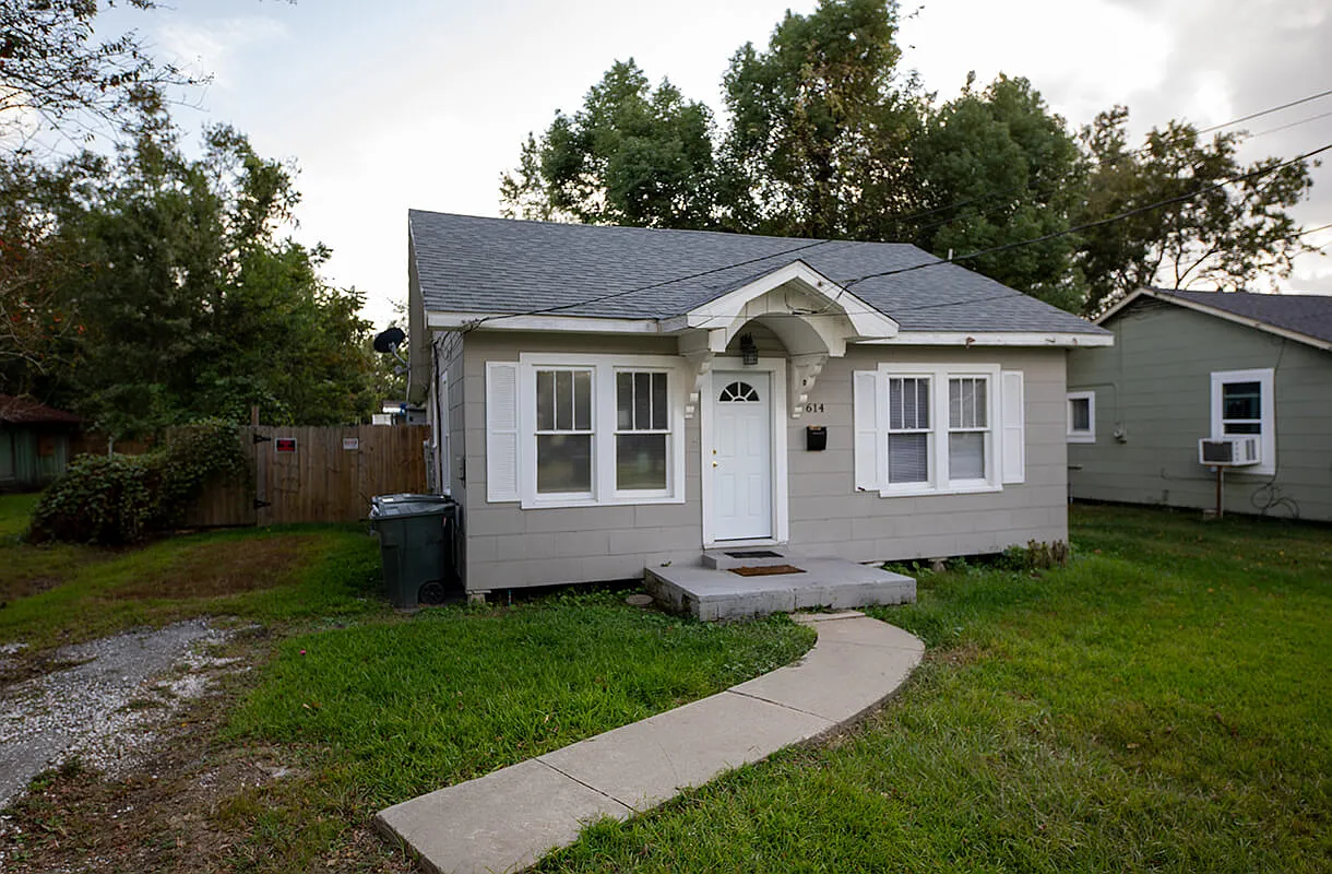 3 bed, 1.0 bath, 923 sqft, $995 — Photo 1