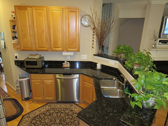 Kitchen w/ granite counter