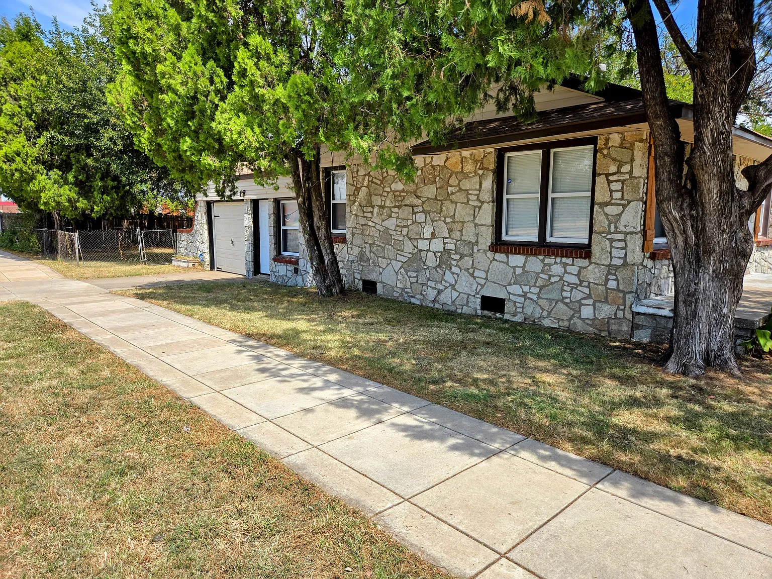 3 bed, 1027 sqft, $995 — Photo 2