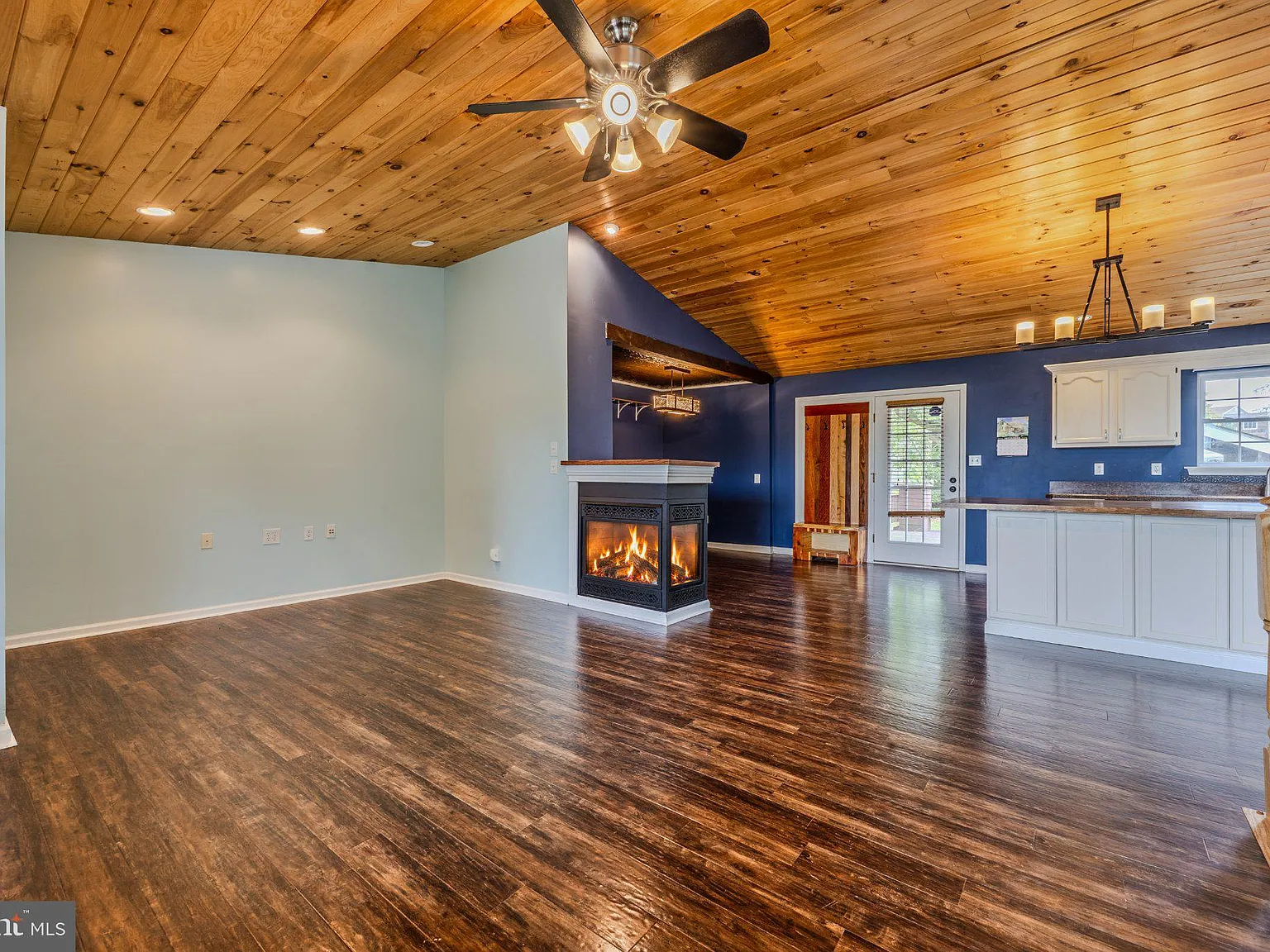 3 bed, 3.0 bath, 1996 sqft, $2,600 — Photo 4
