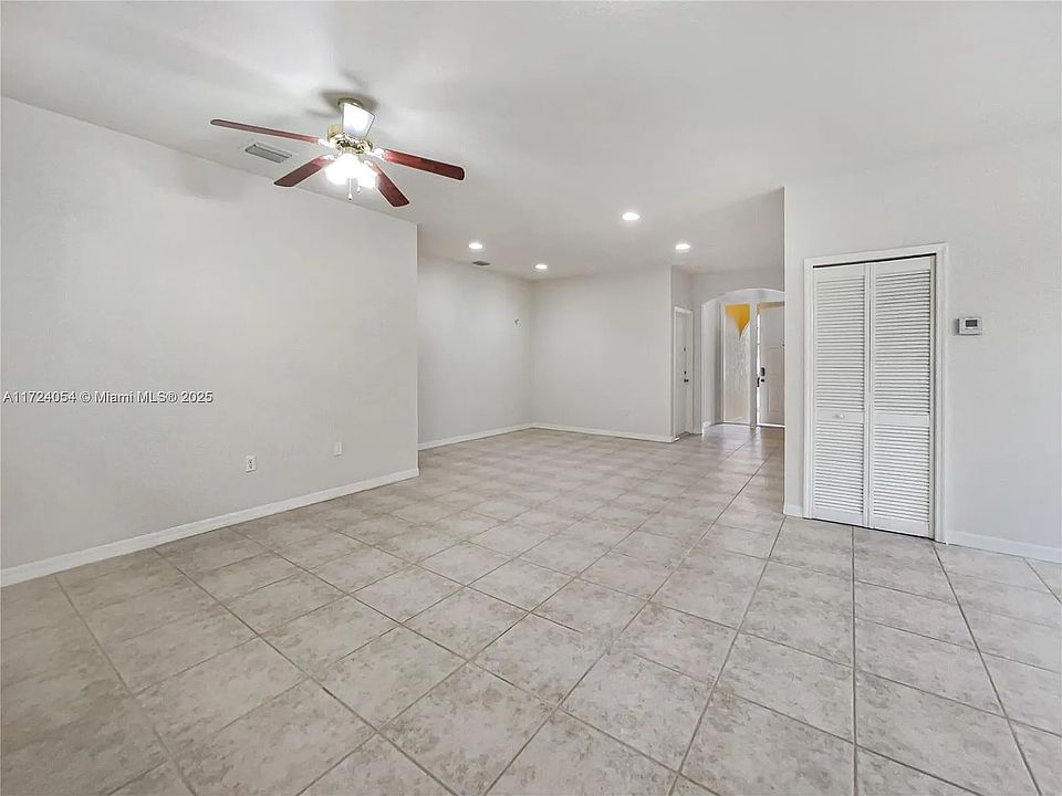 1st image of 1434 W Park Row Dr