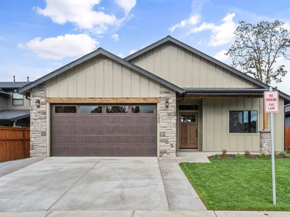 1040 SW River Mist Ln, Grants Pass, OR 97527