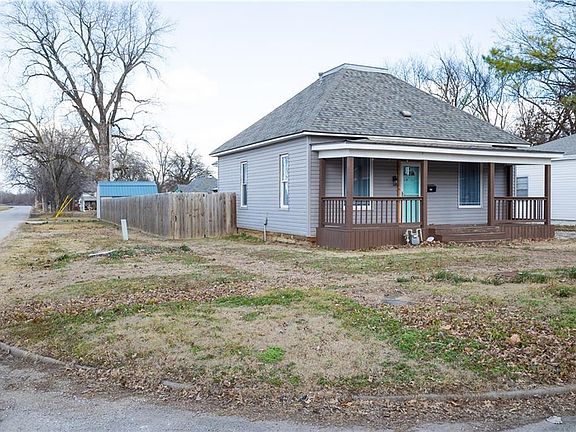 3rd image of 300 E 3rd St