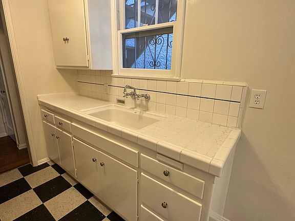 5th image of 2580 N Beachwood Dr