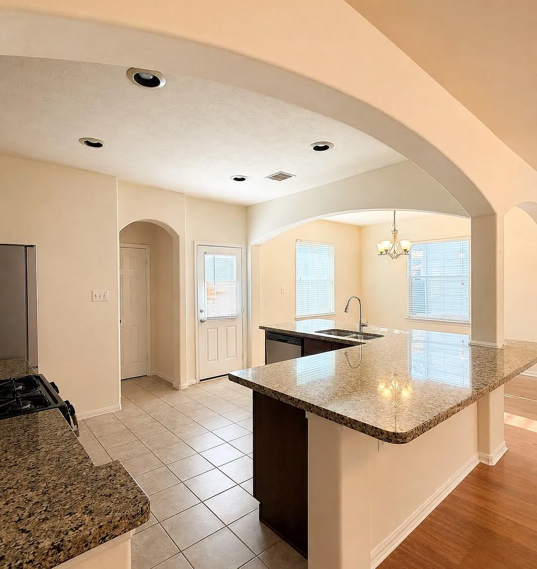 3 bed, 2.5 bath, 1810 sqft, $2,000 — Photo 4