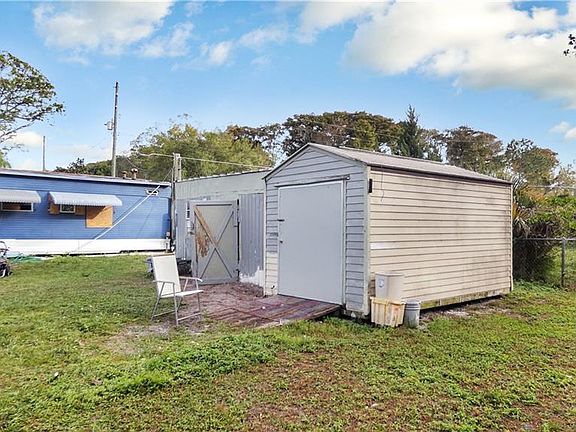 3rd image of 610 N Winter Park Dr