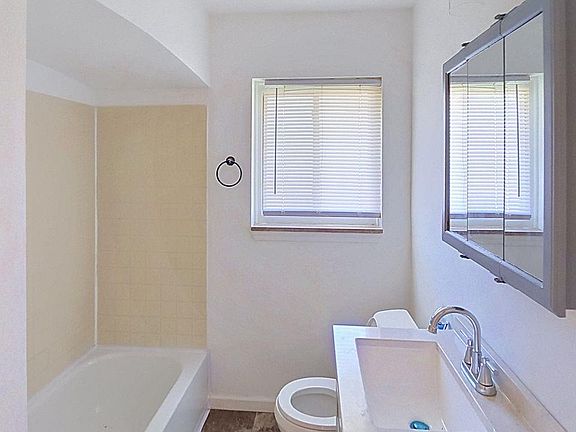 5th image of 17431 Beech Daly Rd