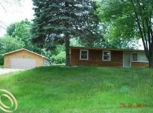 10486 Lakeview Dr, Whitmore Lake, MI 48189