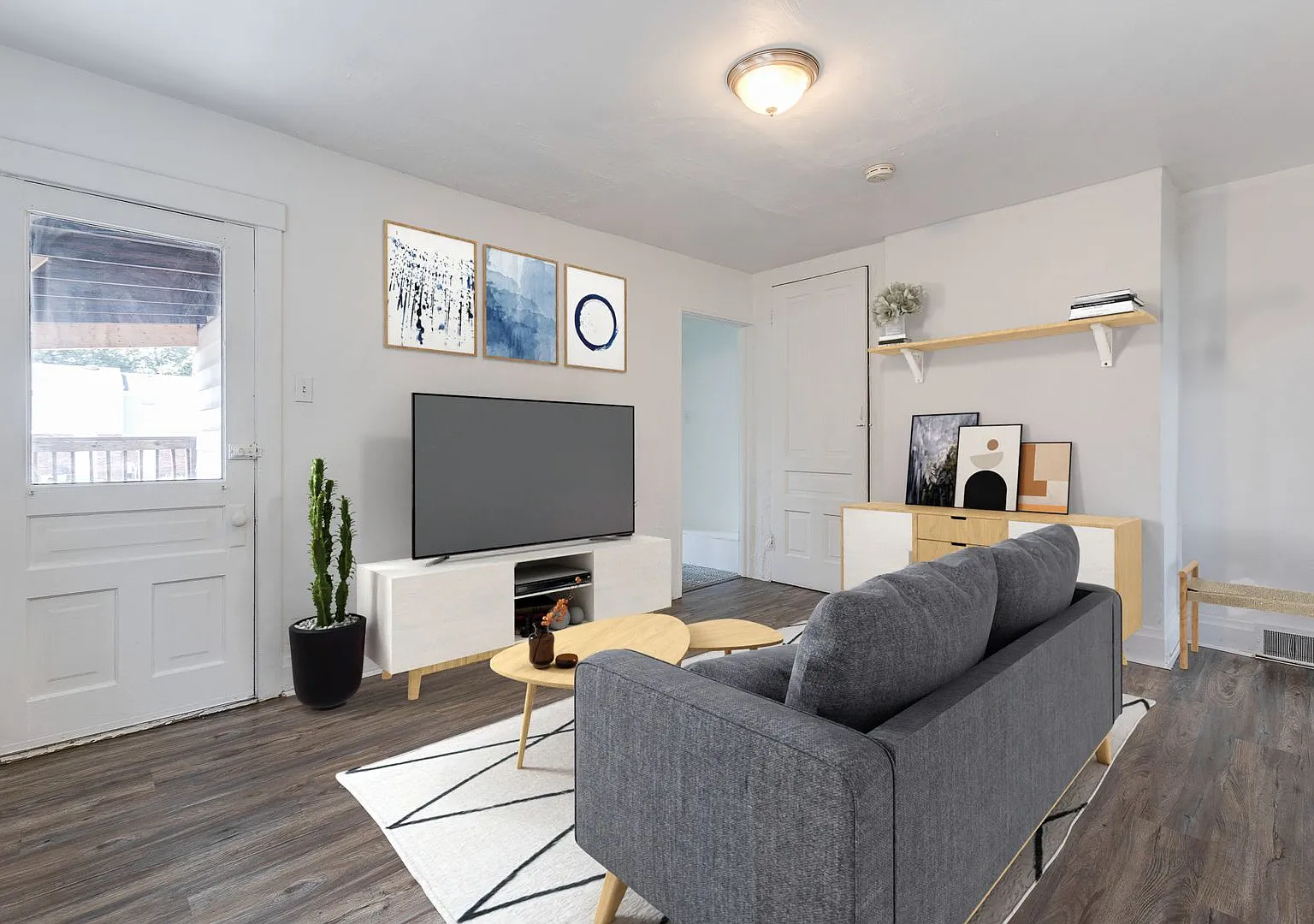 Available NOW - Spacious 3 Bedroom, 1.5 Bath! Ask how you can get up to one month of free rent! — Photo 1