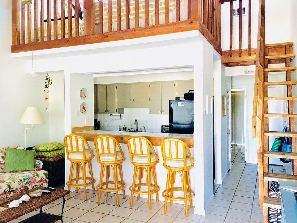Living room/kitchen.
