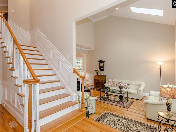 4th image of 221 Weeping Cherry Ln