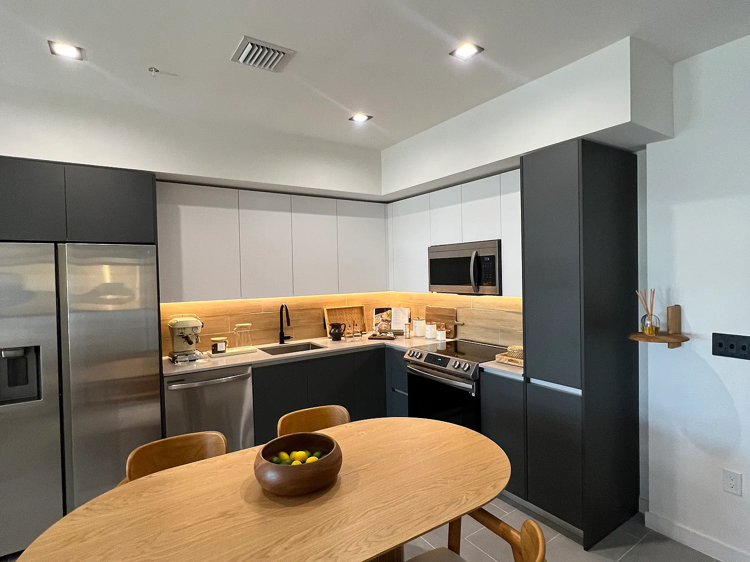 1 bed, 744 sqft, $2,500 — Photo 3