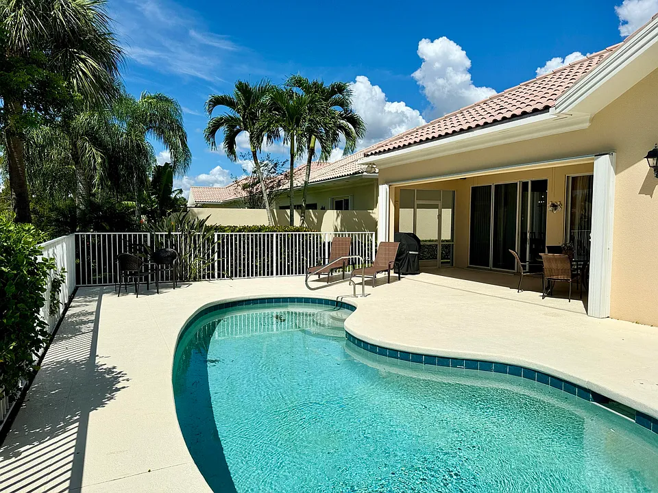 8262 Dominica Pl