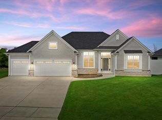 1279 E Hickory Creek Ct, Oak Creek, WI 53154